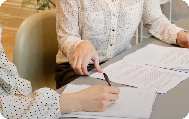 Client support team assisting investors online